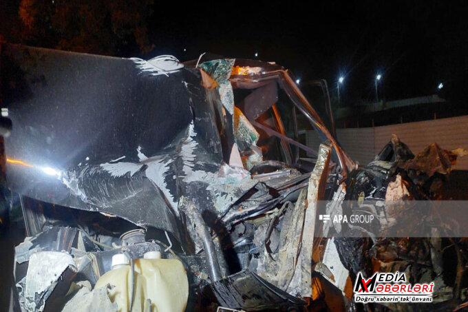 Hacıqabulda minik avtomobili TIR-la toqquşub, iki nəfər ölüb