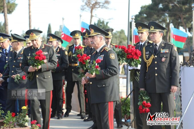 Müdafiə Nazirliyinin rəhbər heyəti Şəhidlər Xiyabanını ziyarət edib - FOTOLAR