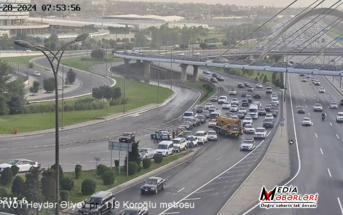 Bakıda bitum daşıyan yük maşını aşdı, yol bağlandı - FOTO