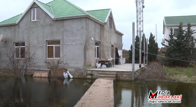 Buzovna sakinləri yağış sularının evlərinə dolmasından şikayətçidirlər