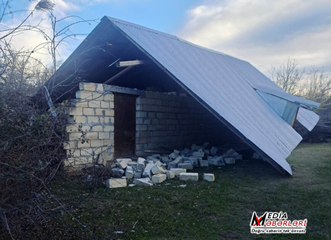 Güclü külək bu rayonda evlərin dam örtüklərini uçurdu - FOTO