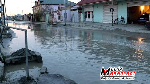 Yağışlı hava: Bakıda bəzi yerləri su basdı - Video