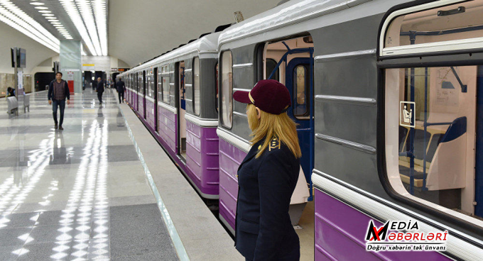 Metroda nə baş verir: Qatar 15 dəqiqə hərəkətsiz qalıb - Açıqlama Metroda nə baş verir: Qatar 15 dəqiqə hərəkətsiz qalıb - Açıqlama