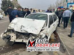 Yevlaxda ÜÇ MAŞIN toqquşdu - ÖLƏN və yaralılar var Yevlaxda ÜÇ MAŞIN toqquşdu - ÖLƏN və yaralılar var