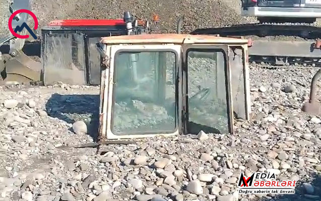 Ağdaşa sel gəldi, traktorlar çınqıl altında qaldı - Video