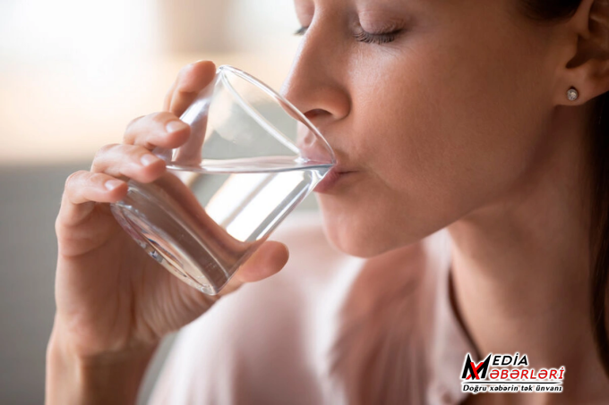 Yaponlar arıqlamaq üçün xüsusi su istehsal ediblər Yaponlar arıqlamaq üçün xüsusi su istehsal ediblər