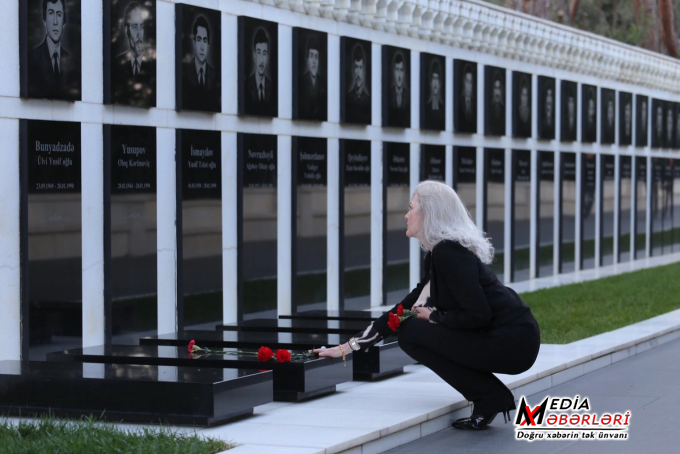 ABŞ dövlət katibinin siyasi məsələlər üzrə müşaviri Şəhidlər xiyabanını ziyarət edib