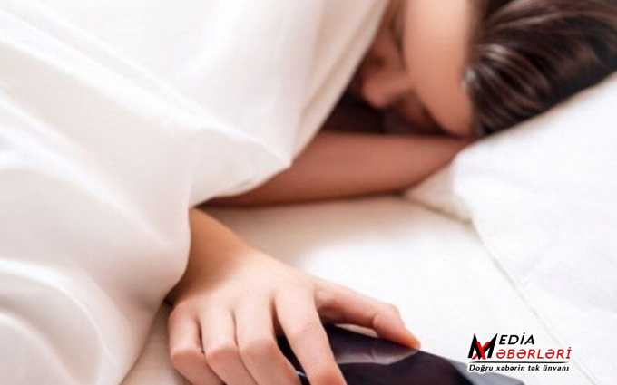 Gecə telefon istifadə edənlərin NƏZƏRİNƏ