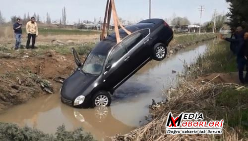 Biləsuvarda maşın kanala aşdı, 5 nəfər öldü