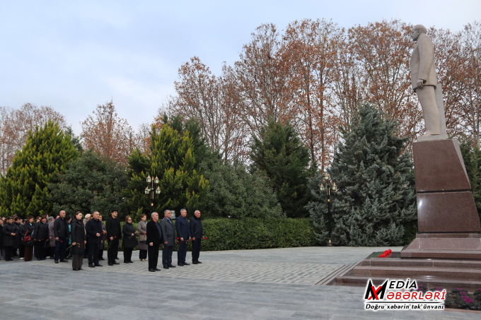 Qazax RMX-nın kollektivi Ulu Öndər Heydər Əliyevin abidəsini ziyarət edib - FOTOLAR Qazax RMX-nın kollektivi Ulu Öndər Heydər Əliyevin abidəsini ziyarət edib - FOTOLAR