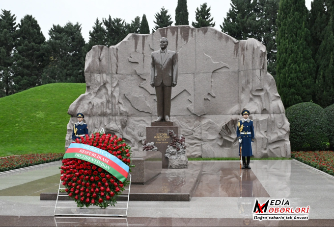 İlham Əliyev və Mehriban Əliyeva ümummilli lider Heydər Əliyevin məzarını ziyarət ediblər