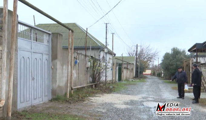 Bakıdakı qətllə bağlı qonşular danışdılar: "Sakit ailə idi" - VİDEO Bakıdakı qətllə bağlı qonşular danışdılar: "Sakit ailə idi" - VİDEO