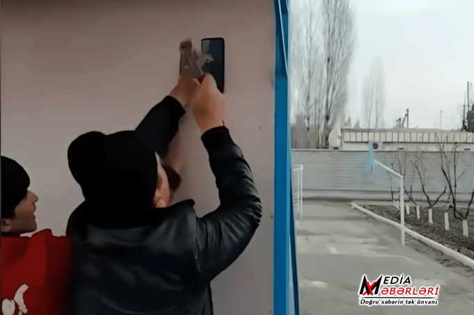 "Məktəbə oxumağa gedirik, uşaqda da günah var" - Özbəkistanda direktorun telefonu lövhəyə mismarlamasına REAKSİYA "Məktəbə oxumağa gedirik, uşaqda da günah var" - Özbəkistanda direktorun telefonu lövhəyə mismarlamasına REAKSİYA