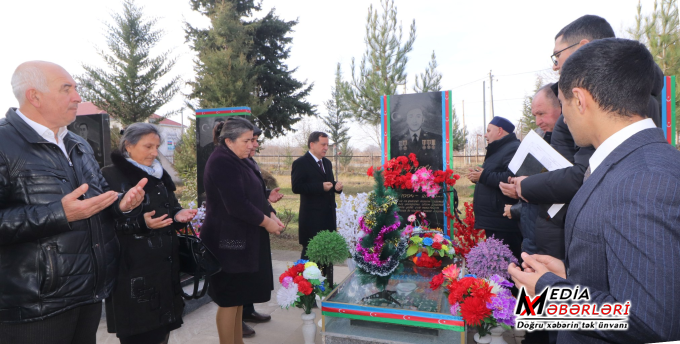 İcra başçısı Dünya Azərbaycanlılarının Həmrəyliyi Günü və Yeni il bayramı ərəfəsində şəhidlərin əziz xatirəsini ehtiramla anıb