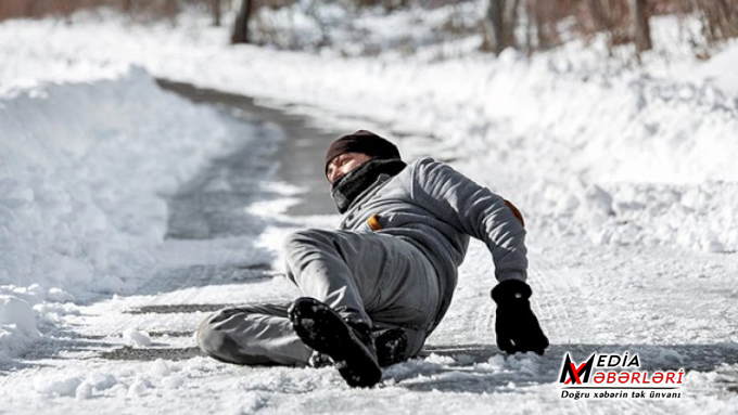 Qarlı havada 15 nəfər xəsarət aldı
