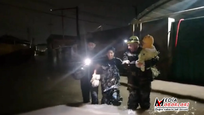 Bakı, Sumqayıt və Abşeronda su basmış ərazilərdən onlarla insan təxliyə edilib - FOTO - VİDEO