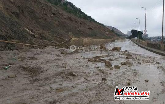 Bakıda hasar maşınların üzərinə aşdı - Video