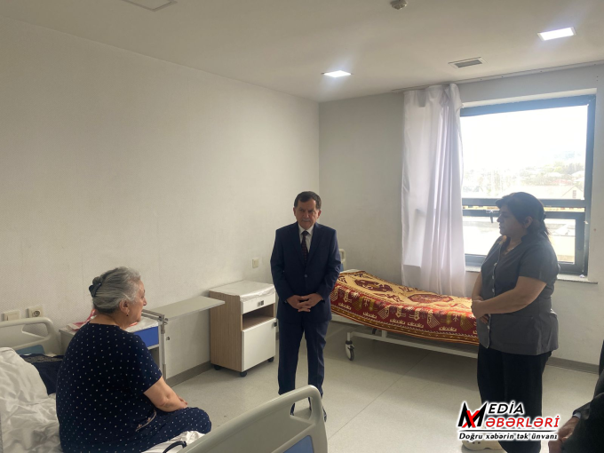 İcra başçısı xəstəxanada müalicə olunan şəhid anasını və qazini ziyarət edib - FOTO