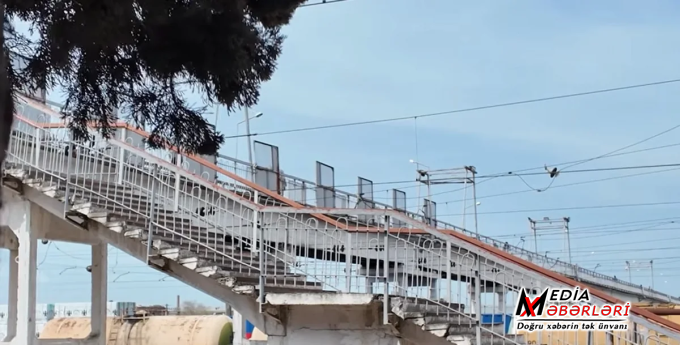 Biləcəri dəmiryol stansiyasında piyada keçidi təhlükə yaradır - Sərnişinlərdən ŞİKAYƏT - VİDEO