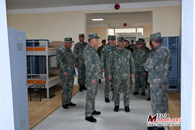 Zakir Həsənov azad olunmuş ərazilərdə xidmət edən şəxsi heyətlə görüşüb