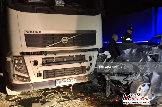 Qazaxda minik maşını TIR-a çırpıldı: Toydan qayıdan üç nəfər xəsarət aldı - FOTO