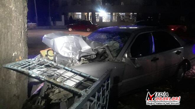 “Mersedes”lə qəza törətdi: anası öldü