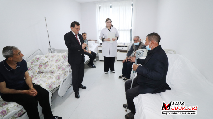 İcra başçısı xəstəxanada müalicə olunan şəhid atalarını və qaziləri ziyarət edib