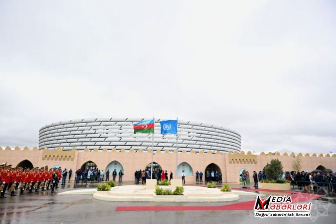 Bakı Olimpiya Stadionunda Azərbaycanın və BMT-nin bayraqları qaldırılıb