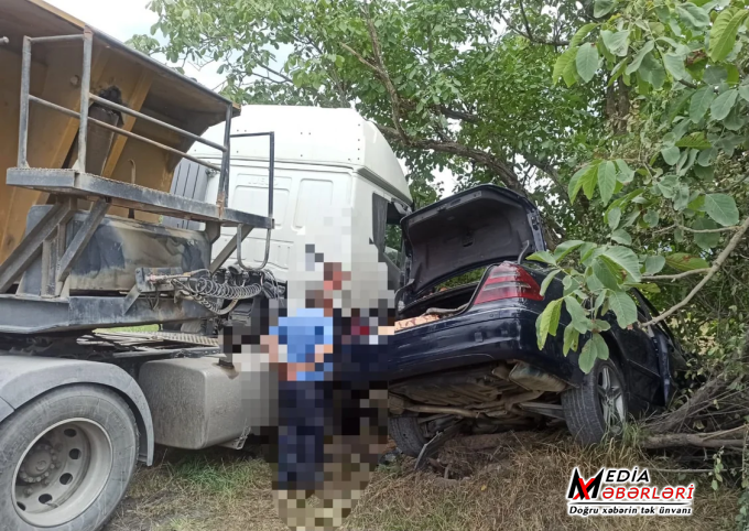 Bakı-Quba yolunda "Mercedes" yük maşınına çırpıldı, beş nəfər xəsarət aldı