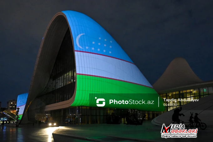 Heydər Əliyev Mərkəzinin binası üzərinə Özbəkistan bayrağı proyeksiya olunub - FOTO