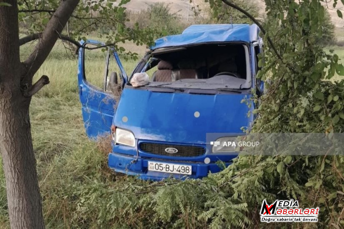 Ağstafada fəhlələri daşıyan mikroavtobus aşıb, 4 nəfər xəsarət alıb - FOTO