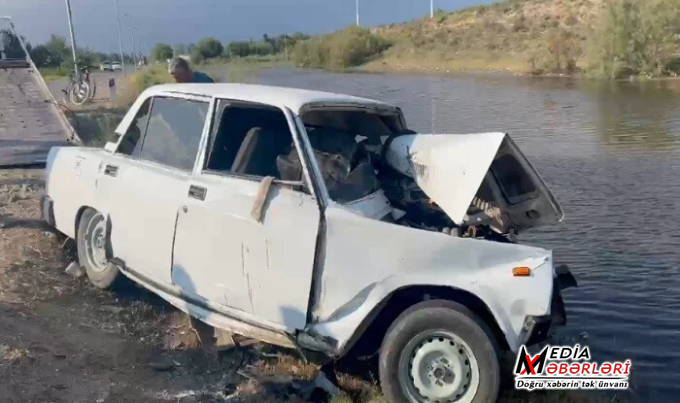 Maşını elektrik dirəyinə çırpan sürücünü tok vurub öldürdü Maşını elektrik dirəyinə çırpan sürücünü tok vurub öldürdü