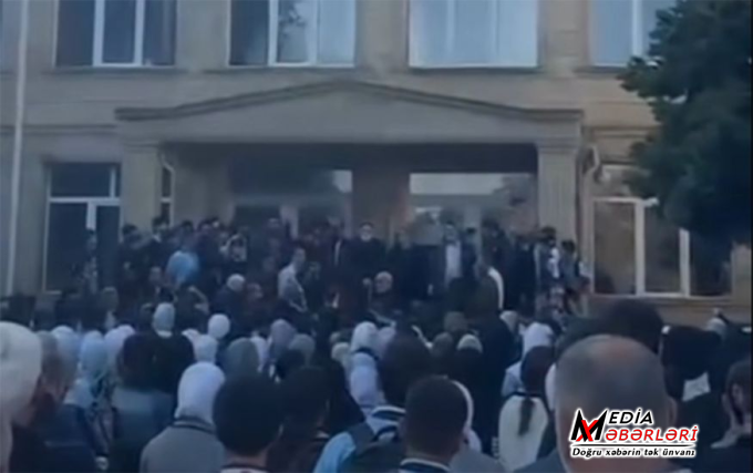Məktəbli forması ilə bağlı qaydalara etiraz edən 37 nəfər həbs olundu Məktəbli forması ilə bağlı qaydalara etiraz edən 37 nəfər həbs olundu