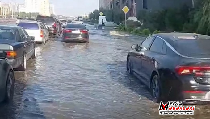 Abşeronda yağışdan sonra yolu su basdı - VİDEO